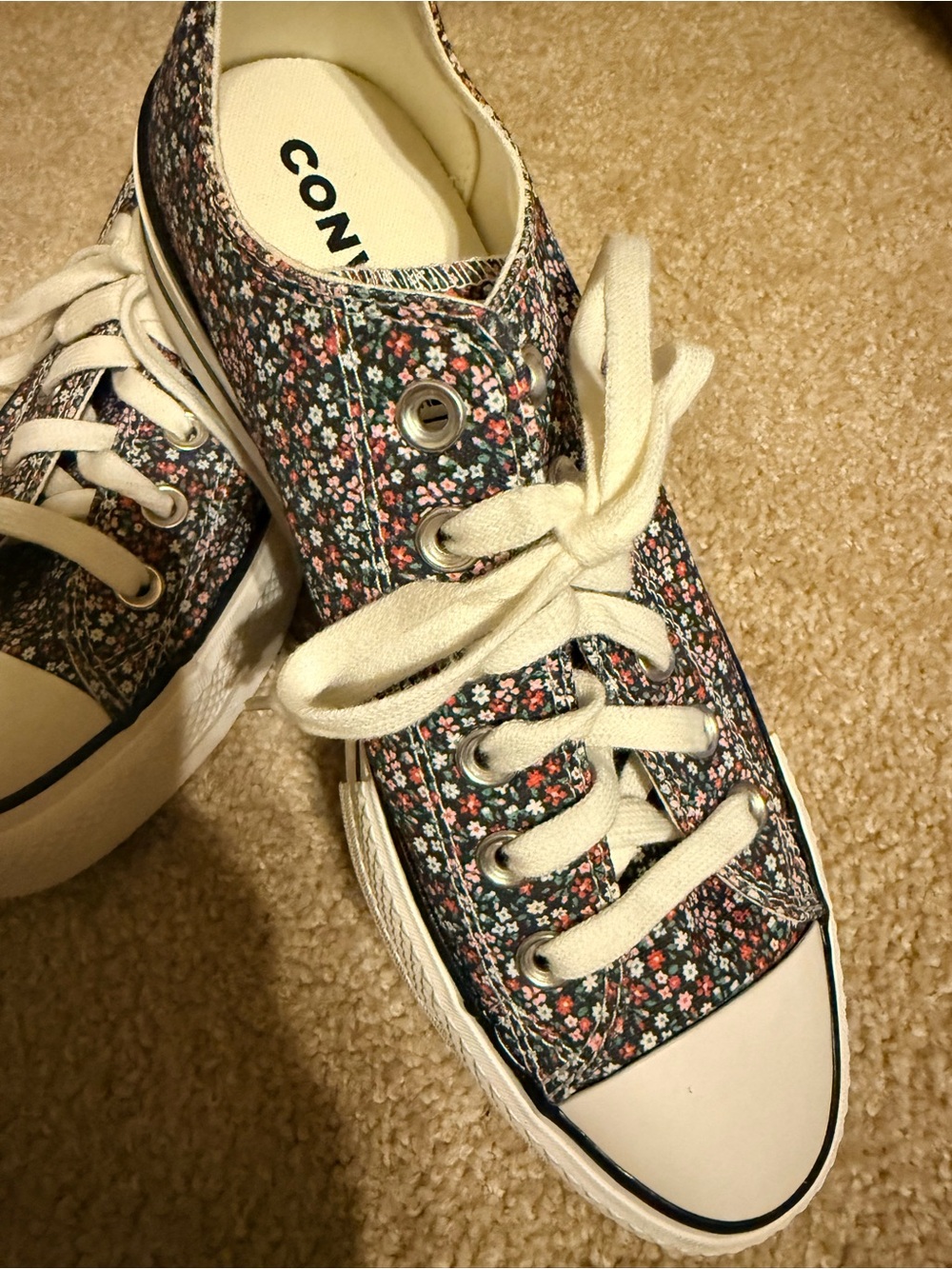 Women’s NWOT Converse Low Top Sneakers - Navy Floral Print size 8 - Picture 2 of 9